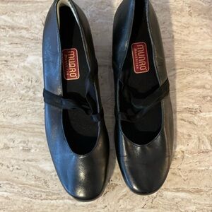 Munro American black leather women’s shoes with 11/4 inch flat heel